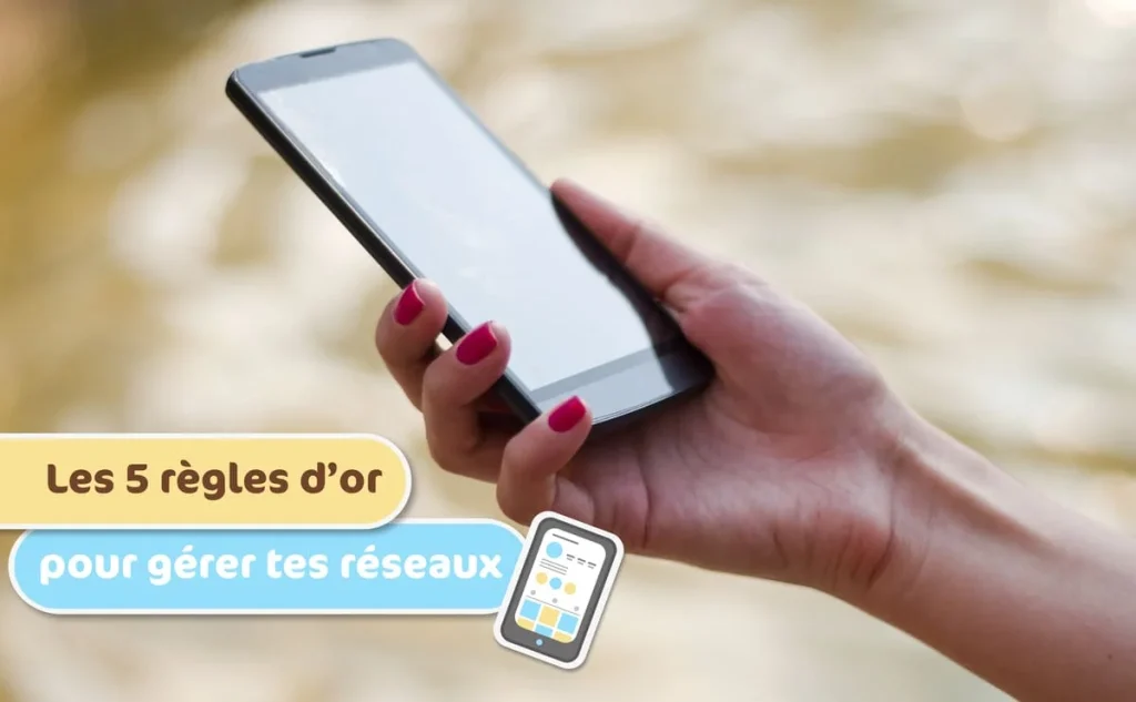 Une main féminine tenant un téléphone portable.